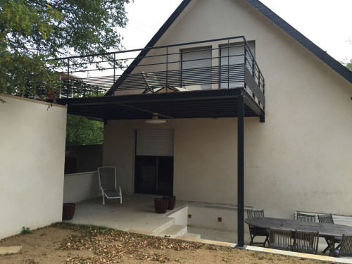 Terrasse métallique avec platelage bois et garde-corps acier laqué