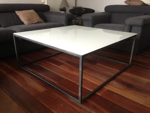 Table basse acier brut verni avec vitrage laqué