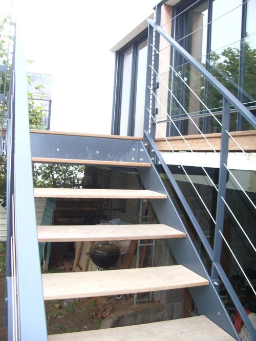Escalier métallique avec platelage bois et garde-corps acier laqué avec câbles inox