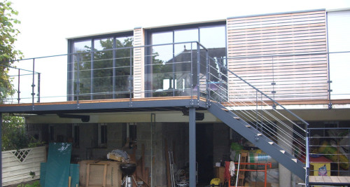 Terrasse métallique avec platelage bois et garde-corps acier laqué avec câbles inox + vitrage