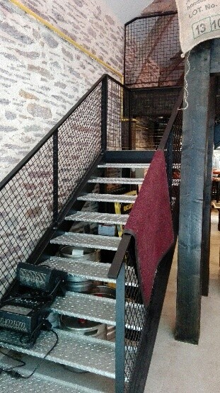 Escalier métallique avec marches acier antidérapant + garde-corps en treillis soudé