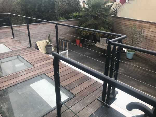 Terrasse métallique avec platelage bois et dalles de verre