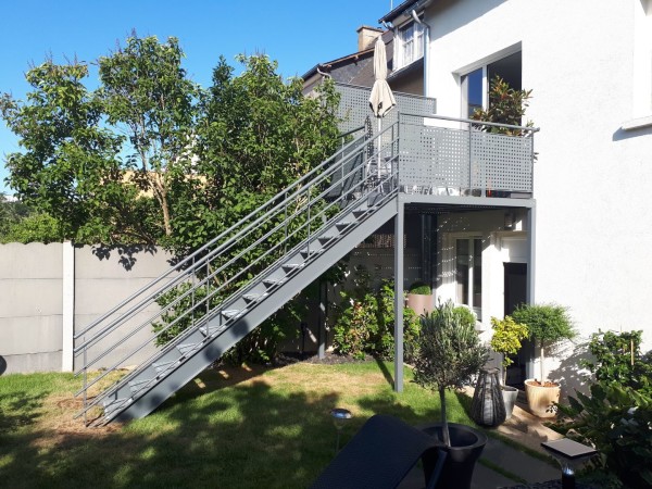 Terrasse métallique avec toles alu antidérapantes