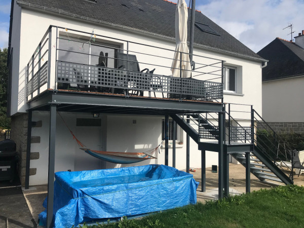 Terrasse métallique avec platelage bois et garde-corps acier laqué