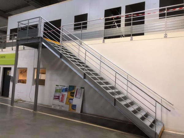 Escalier et garde-corps à l’étage en acier galvanisé
