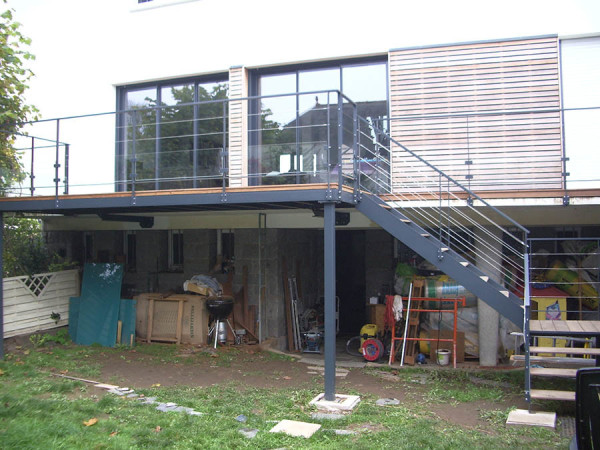 Terrasse métallique avec platelage bois et garde-corps acier laqué avec câbles inox + vitrage